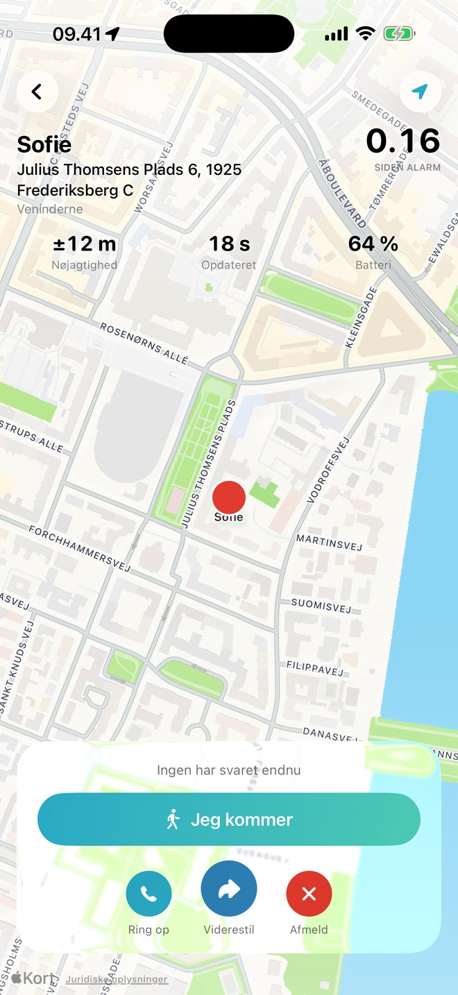 Kom på iPhone: modtagerskærmen. Kort med en rød prik ved Sofie, hendes adresse og tiden siden alarmen, metrikker for nøjagtighed, opdatering og batteri, og nederst knapperne Jeg kommer, Ring op, Viderestil og Afmeld.